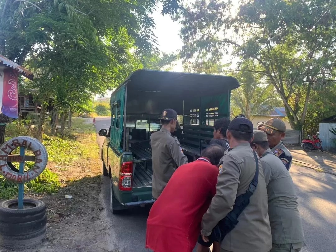 PENERTIBAN: Penertiban yang dilakukan Satpol PP Tarakan terhadap keberadaan ODGJ. FOTO: AGUS DIAN ZAKARIA/RADAR TARAKAN