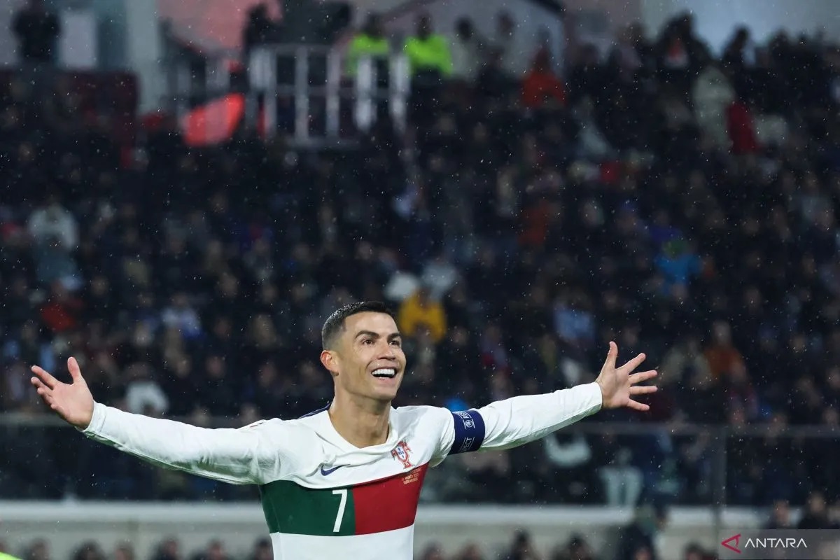 Striker Portugal Cristiano Ronaldo melakukan selebrasi usai mencetak gol pembuka pada kualifikasi Grup J Euro 2024 melawan Luksemburg di Stade de Luxembourg, 26 Maret 2023. ANTARA/AFP/Kenzo Tribouilla