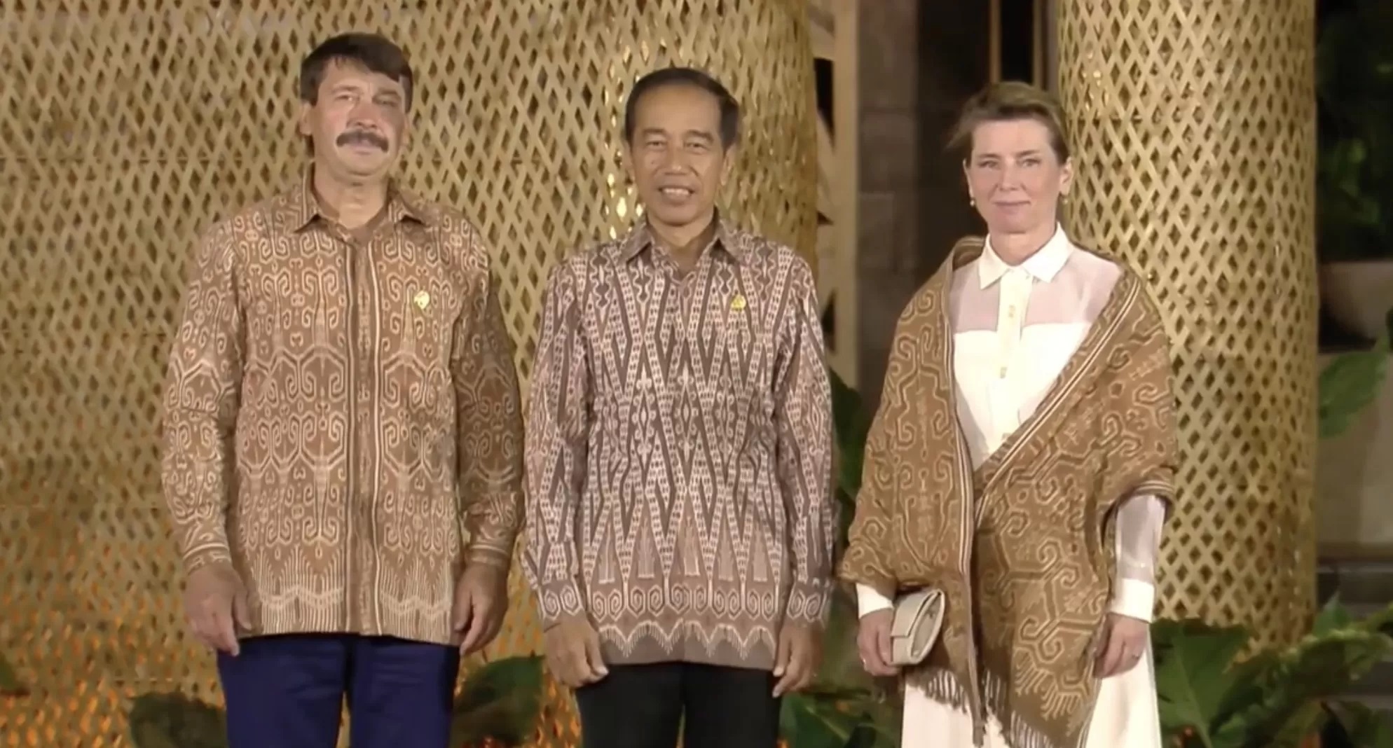 TENUN IKAT: Presiden Jokowi mengenakan tenun Ikat Sintang saat menyambut Former President of Hungary Janos Ader pada Welcoming Dinner KTT World Water Forum ke-10, Minggu (19/5)&nbsp;malam. (ISTIMEWA)