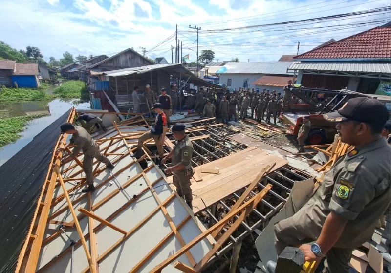 BONGKAR PAKSA: Rumah Arsudin di Sungai Andai yang dibongkar paksa Satpol PP Banjarmasin, Selasa (21/5). (FOTO: WAHYU RAMADHAN/RADAR BANJARMASIN)