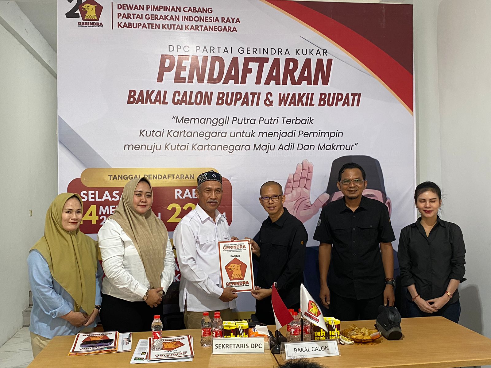 Penyerahan berkas pendaftaran Balon Bupati Kukar dari Edi Damansyah ke Partai Gerindra oleh Pokja 31 Bapilu DPC PDI-P Kukar (Elmo/Prokal.co)
