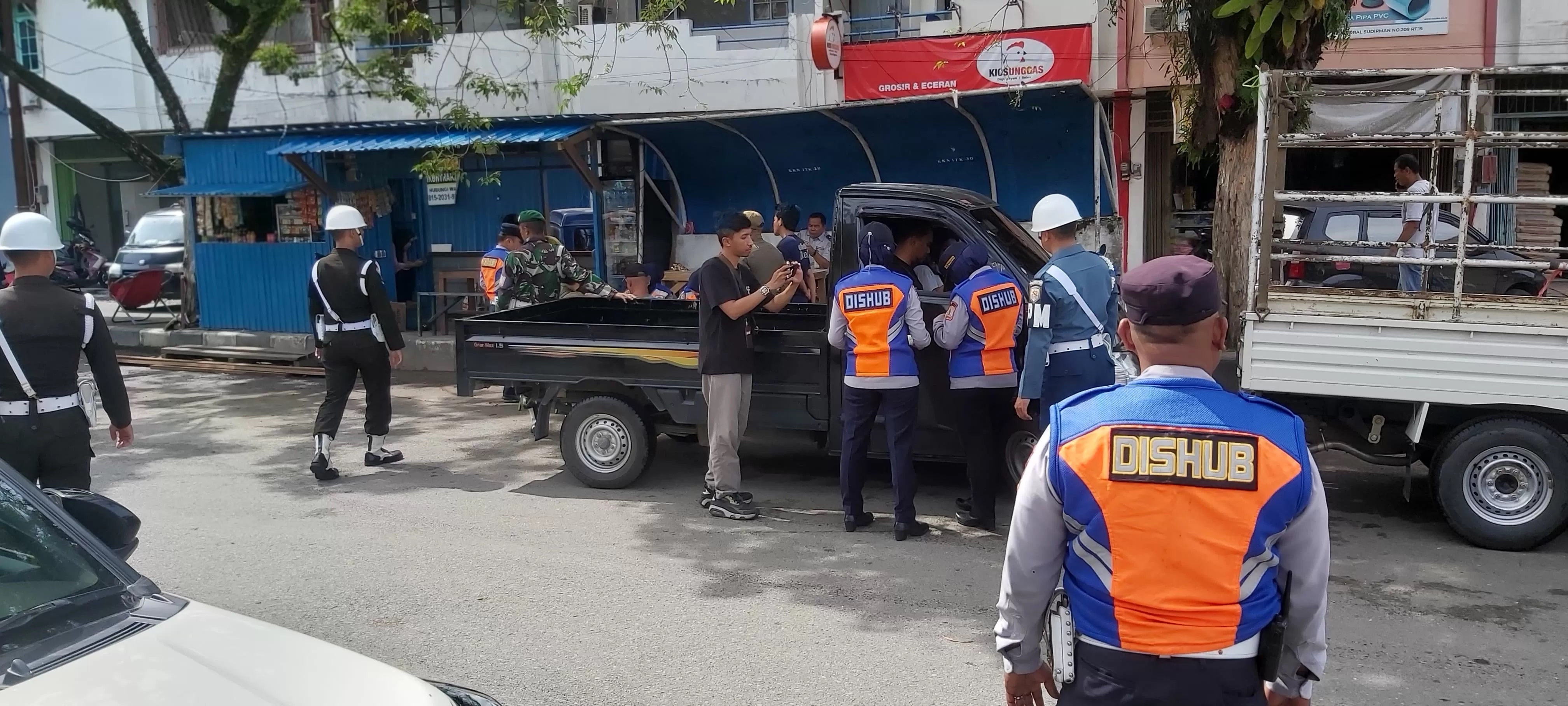 PERIKSA KELAYAKAN: PPNS Dinas Perhubungan memeriksa kendaraan bersama tim gabungan di Terminal Damai Balikpapan, Rabu (22/5).