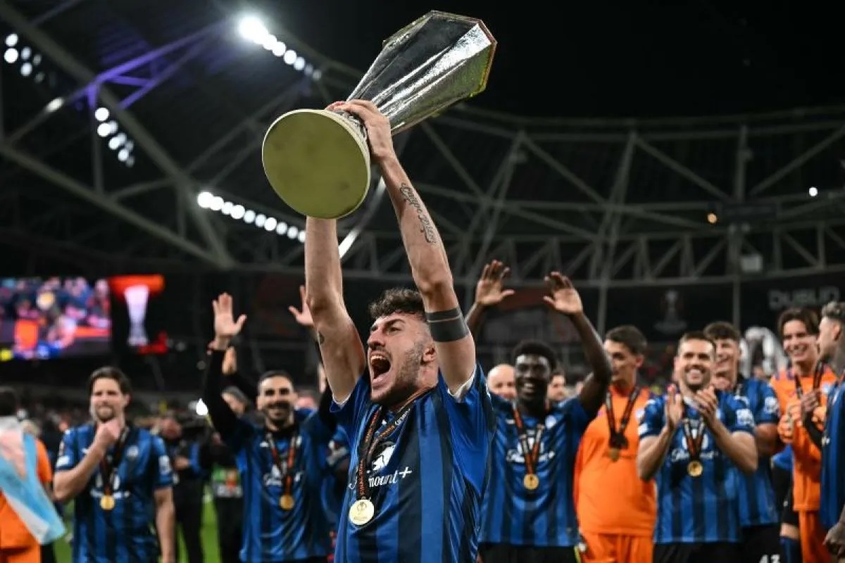 Bek Atalanta Matteo Ruggeri mengangkat trofi Liga Europa setelah Atalanta mengalahkan Bayer Leverkusen 3-0 dalam final Liga Europa musim ini di Dublin Arena, Dublin, Irlandia.