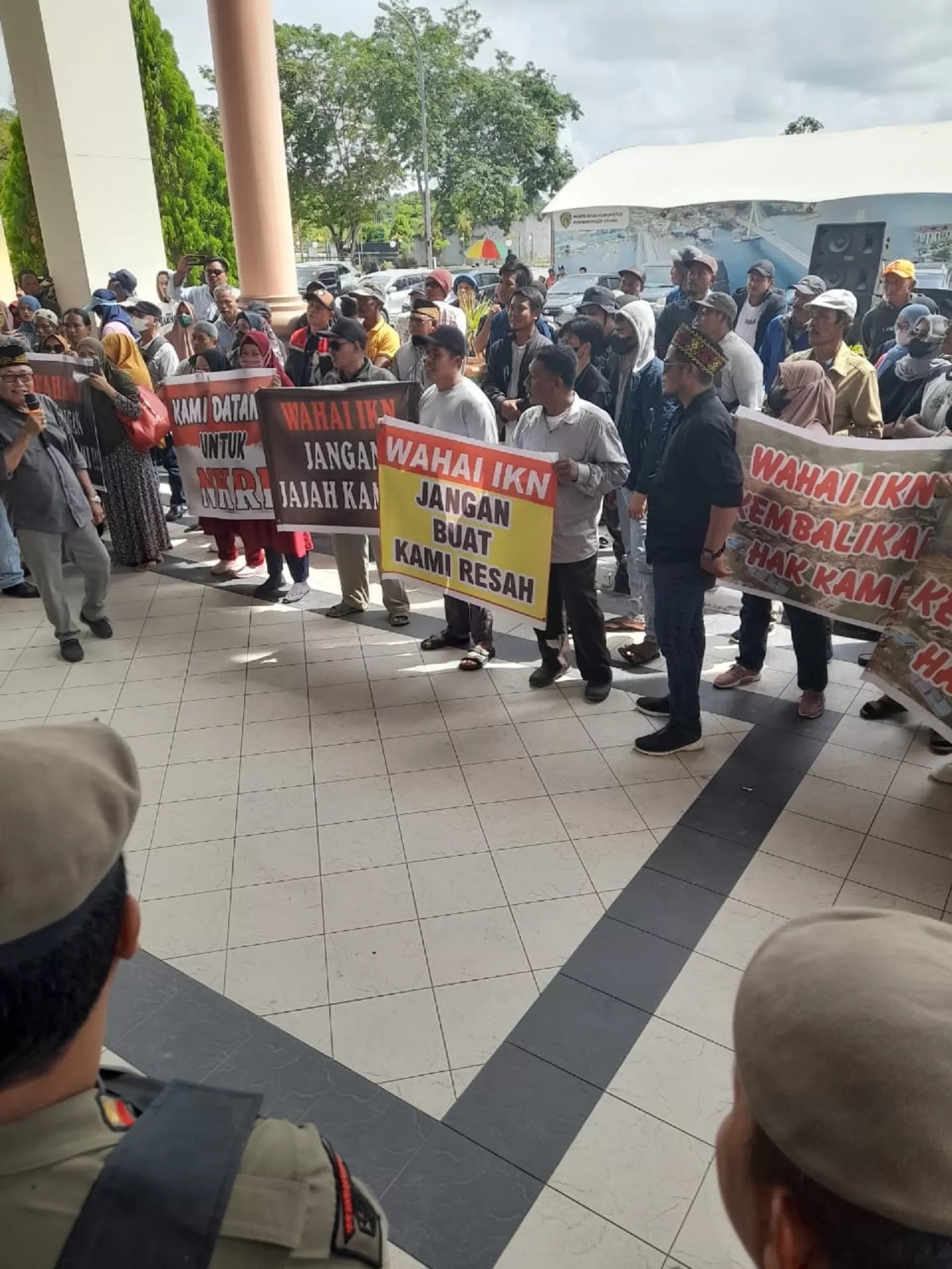 DEMO SOAL TANAH: Solidaritas Masyarakat PPU saat menggelar demo tentang tanah di halaman Kantor Bupati PPU, dan dilanjutkan ke Kantah/BPN PPU, Rabu (22/5), menghasilan lima poin. (Ari/KP)