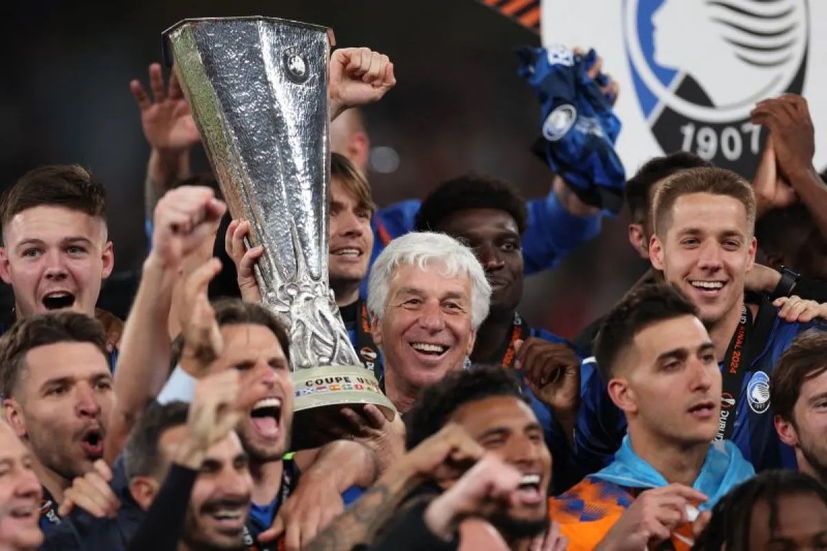 Pelatih Atalanta Gian Piero Gasperini (tengah) dan para pemain Atalanta merayakan keberhasilan mereka menjuarai Liga Europa setelah dalam final mengalahkan Bayer Leverkusen di Stadion Dublin Arena.