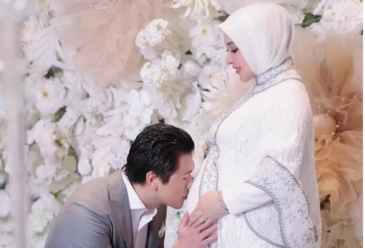 Syahrini Unggah Foto Kehamilannya