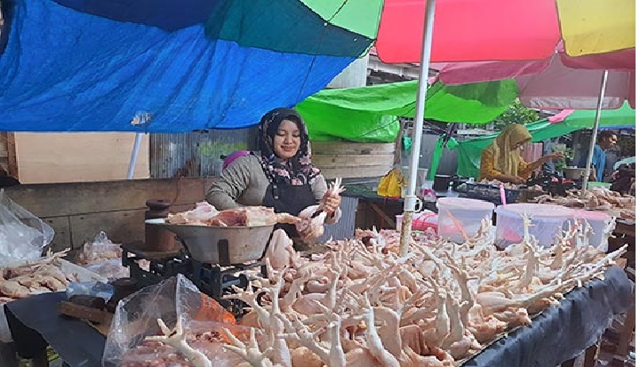 KEMBALI MELAMBUNG: Harga ayam potong kembali melambung, Rabu (22/5/2024). (HENY/RADARSAMPIT)