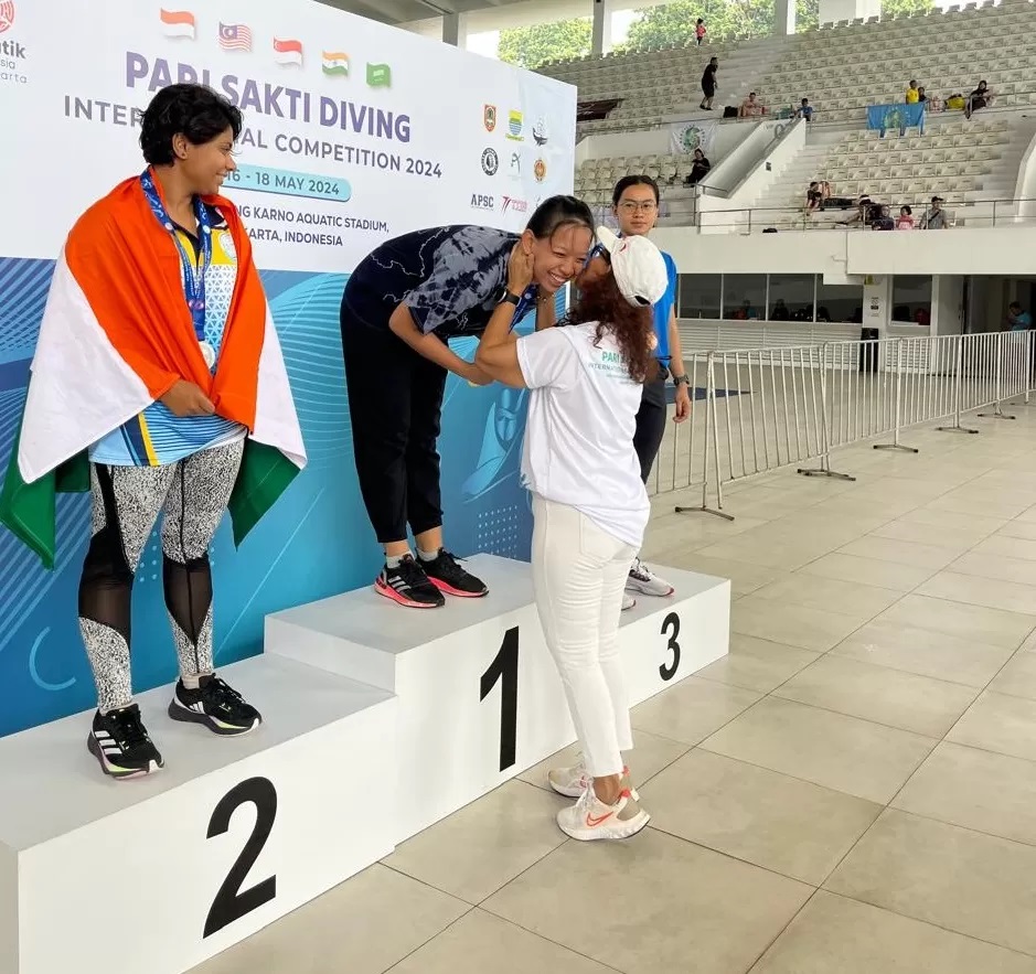 MEDALI: Pengalungan medali kepada atlet Kalimantan Selatan di ajang Pari Sakti Diving Internasional Competition. (Foto: PRSI)
