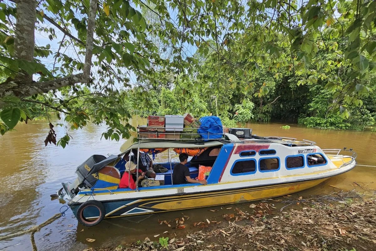 Speedboat Tim PLN untuk mengecek keamanan pemulihan listrik di Mahulu, agar fasilitas seperti SPBU bisa berfungsi kembali. (Antara Kaltim/HO-PLN Kaltimra)