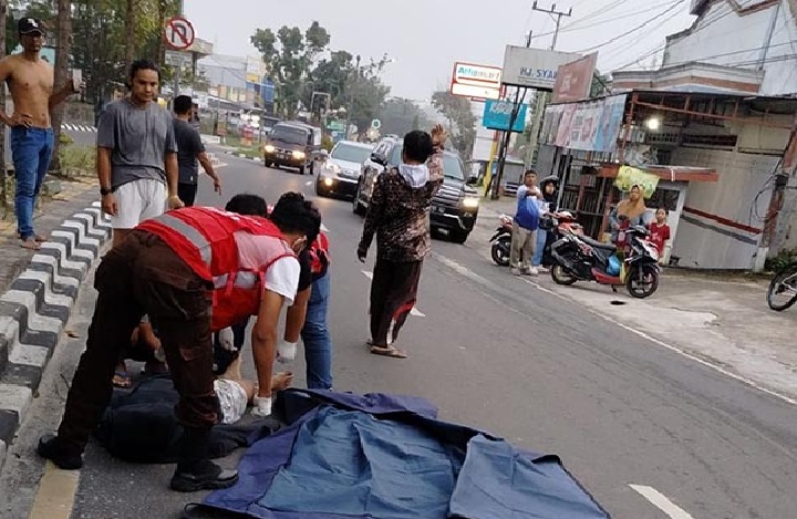 LAKA TUNGGAL: Korban kecelakaan tunggal saat akan dievakuasi oleh petugas PMI untuk dievakuasi ke RSUD Sultan Imanuddin Pangkalan Bun, Kamis (23/5/2024)