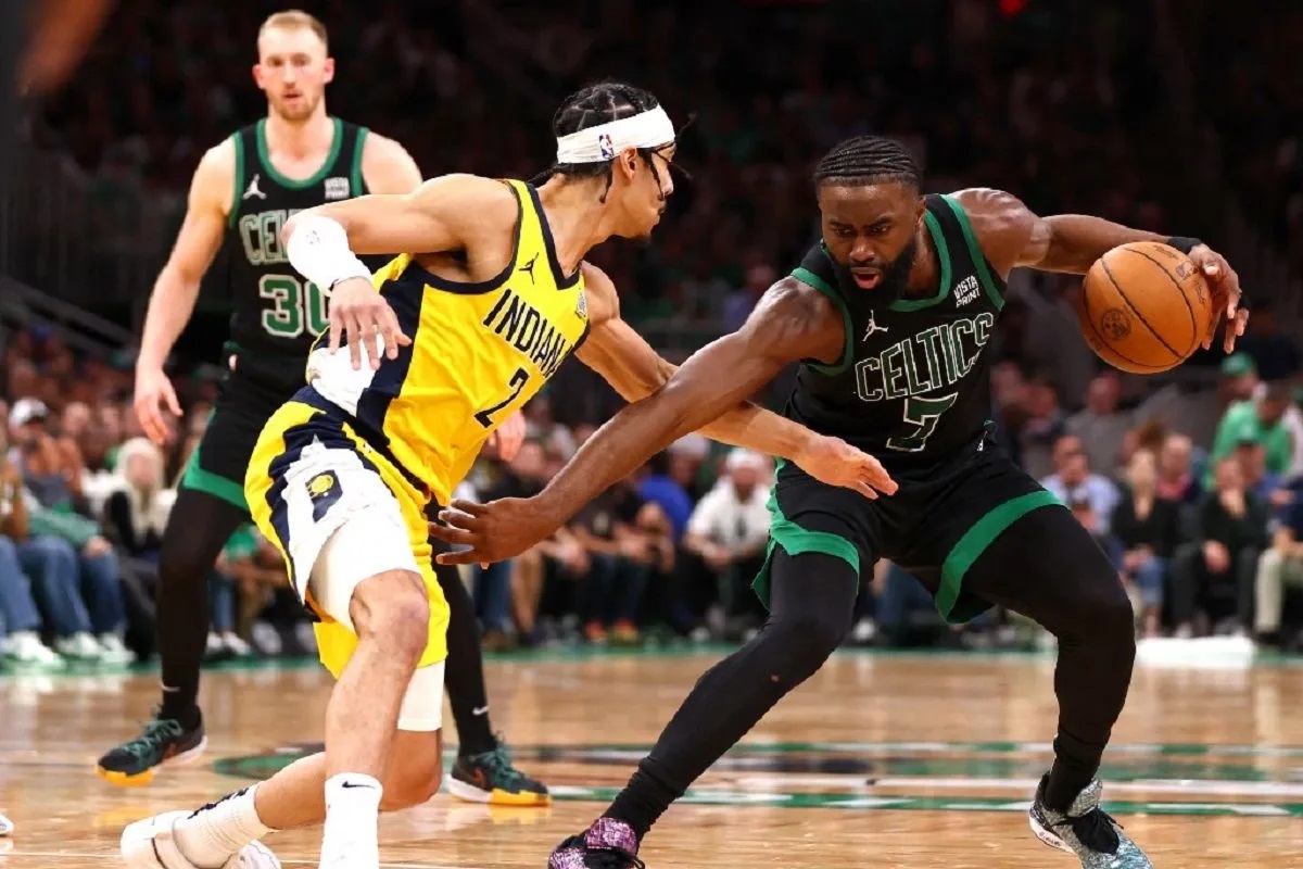 Pemain Boston Celtics Jaylen Brown (kanan) membawa bola sambil dihalau oleh pemain Indiana Pacers Andrew Nembhard (tengah) dalam laga kedua babak Final NBA Wilayah Timur di TD Garden Boston.