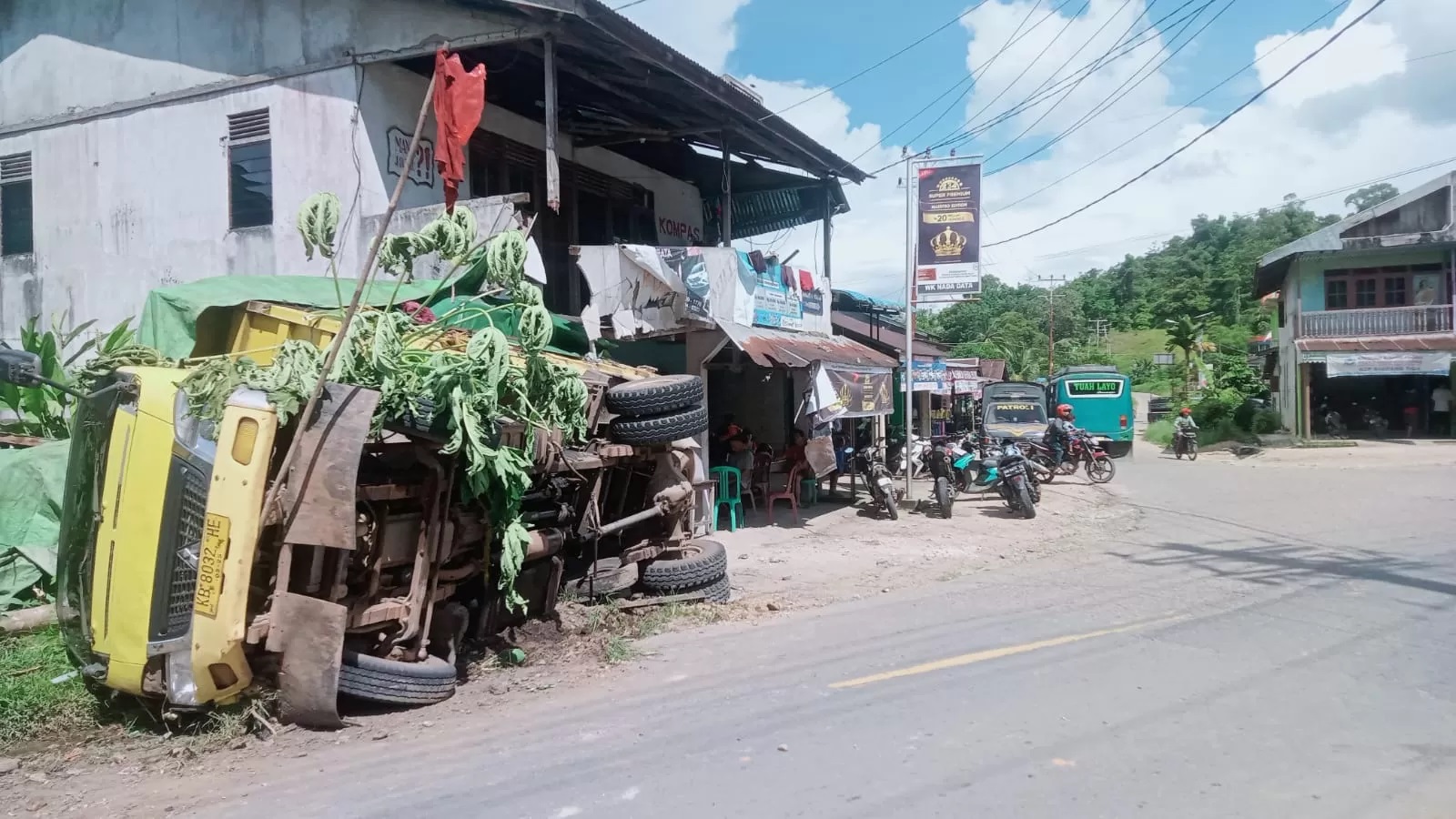 Sebuah truk menabrak rumah warga di Desa Untang Kecamatan Banyuke Hulu Kabupaten Landak, Senin (20/5). (HUMAS POLSEK LANDAK)