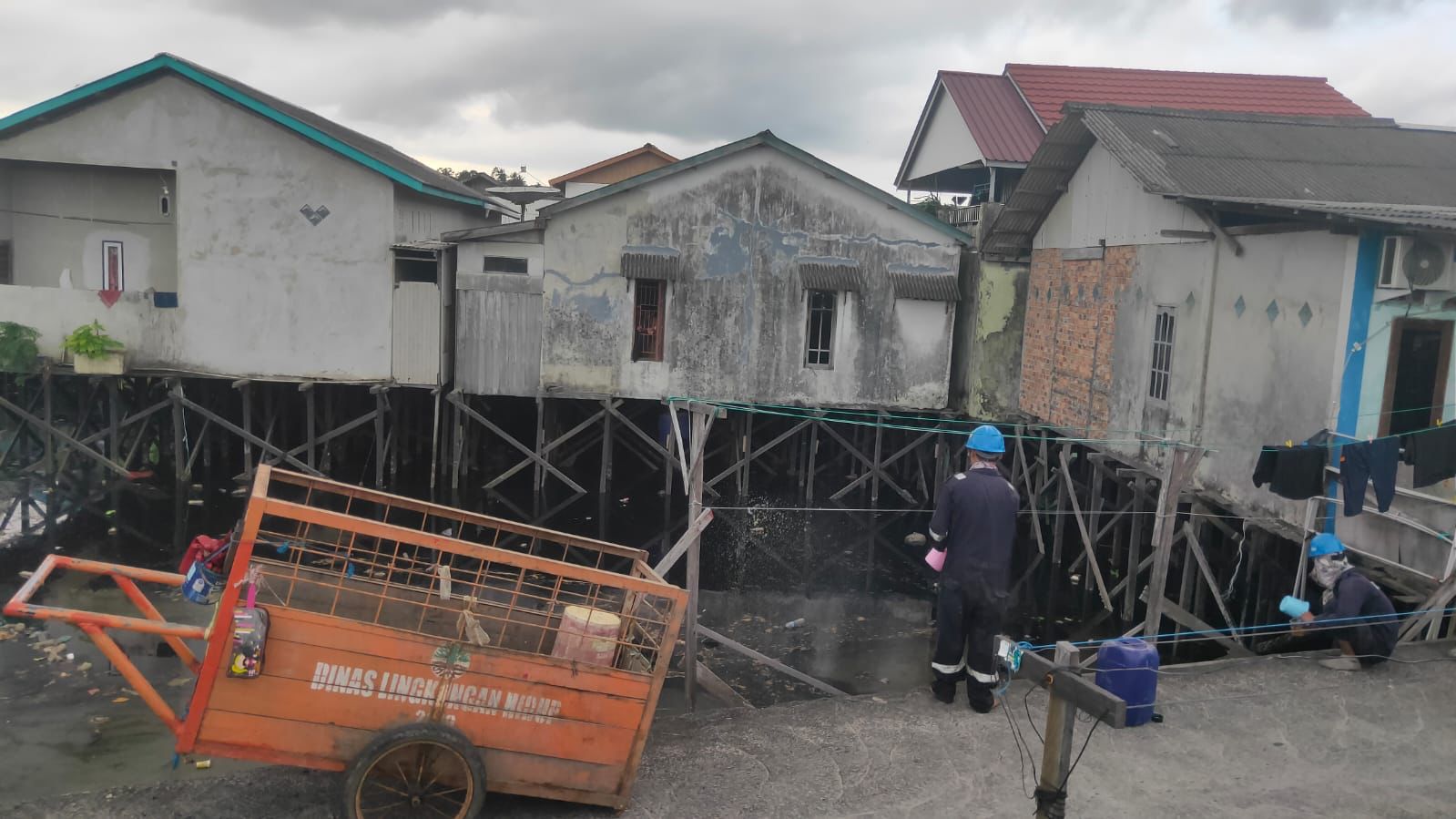 Minyak mulai memasuki kolong rumah dan membuat warga Marga Sari khawatir.