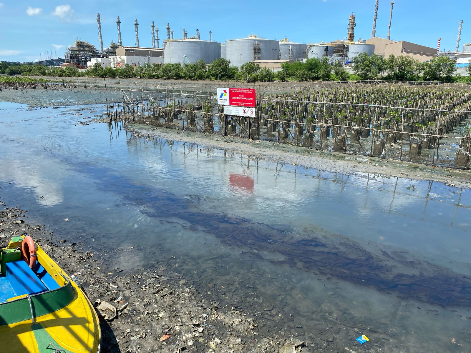 Limbah diduga minyak.