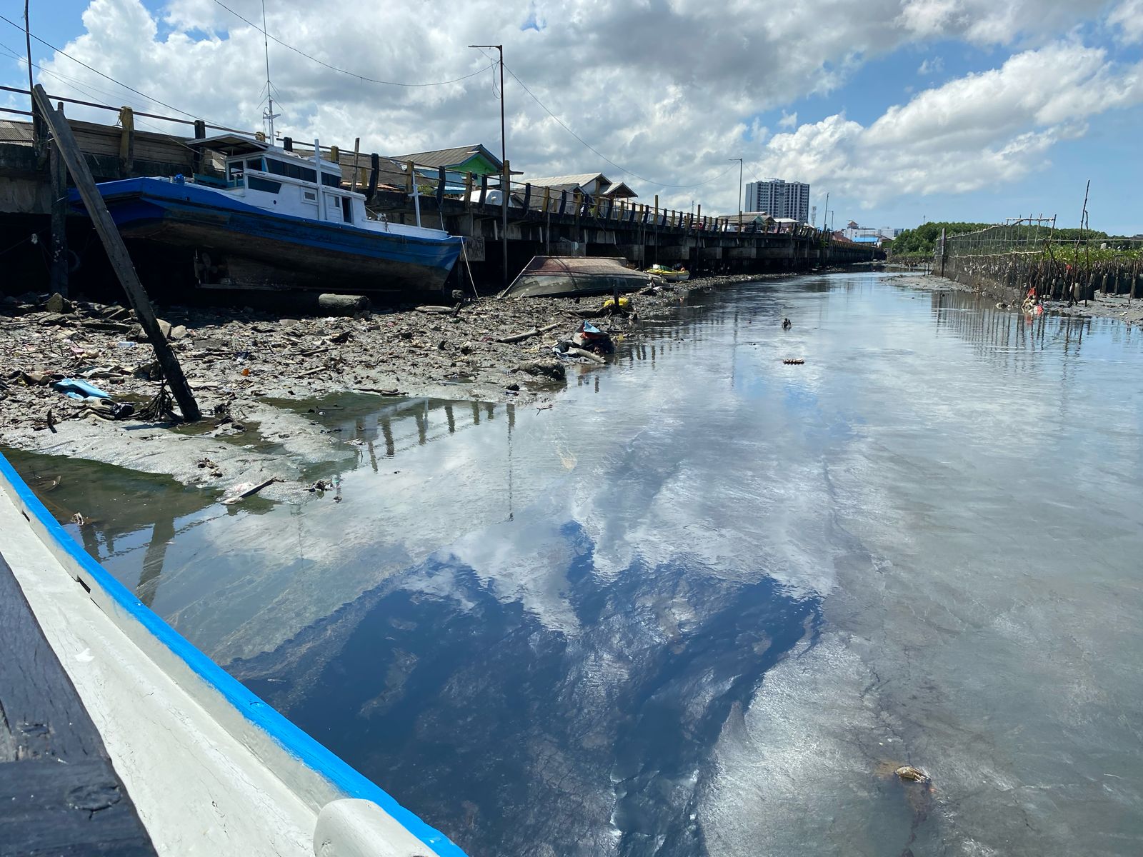 Limbah diduga minyak di Balikpapan. Kepala Dinas Lingkungan Hidup (DLH) Kota Balikpapan Sudirman Djayaleksana mengaku belum mendapat laporan terkait adanya dugaan pencemaran tersebut.