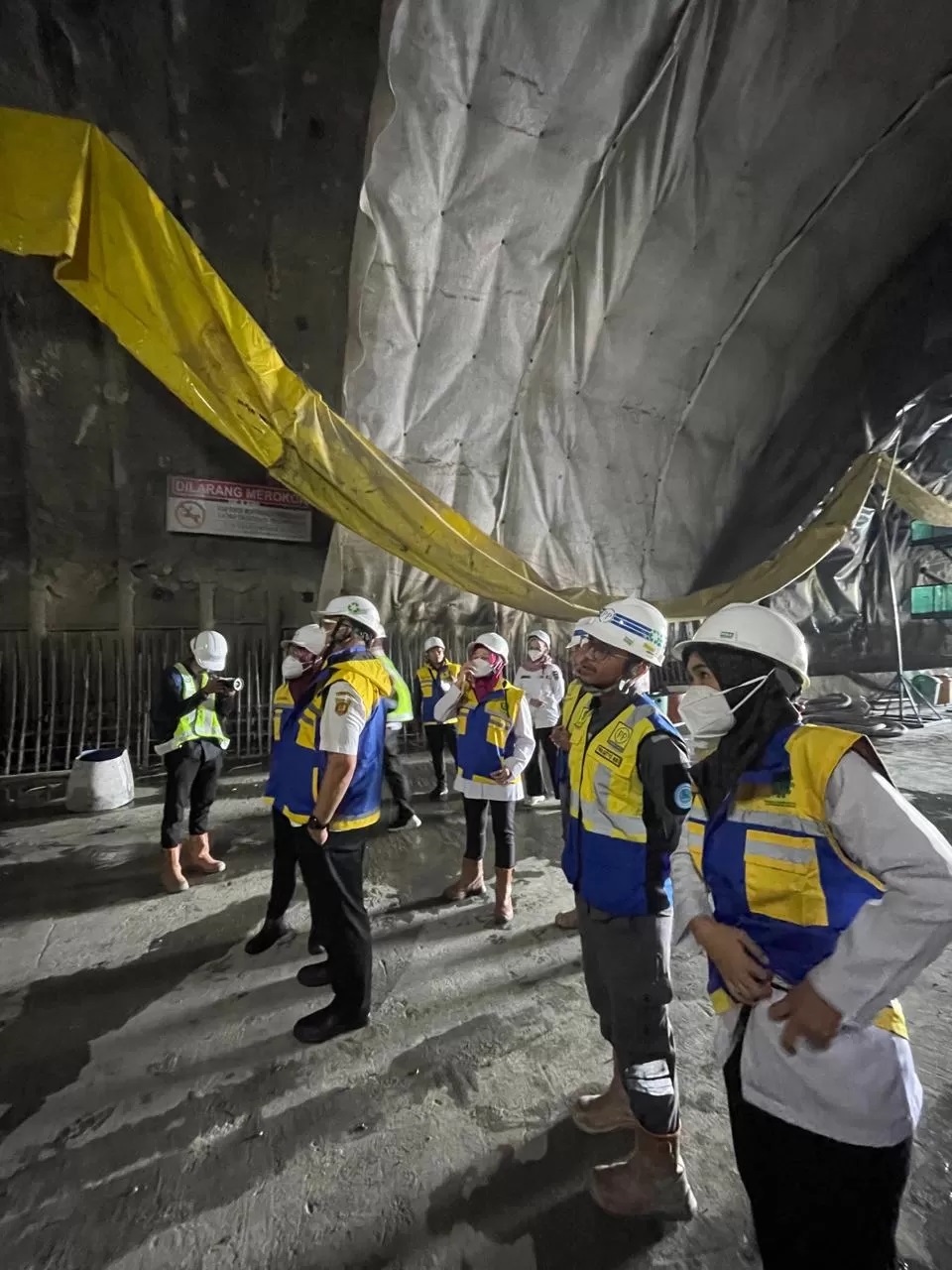 PASTIKAN: Jajaran Pemkot Samarinda bersama tim DPUPR meninjau pembangunan terowongan dari sisi inlet Jalan Sultan Alimuddin, Kecamatan Samarinda Ilir, Rabu (22/5).