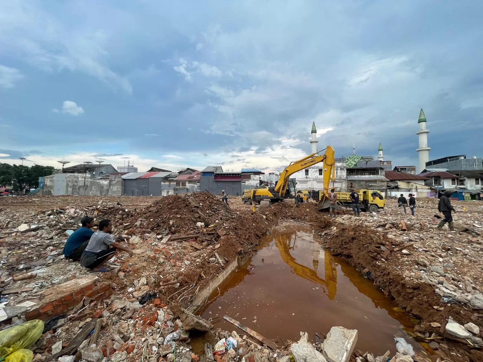 BERTAHAP: Beberapa pekerja merapikan area pembangunan Pasar Pagi, Kecamatan Samarinda Kota, Rabu (22/5).