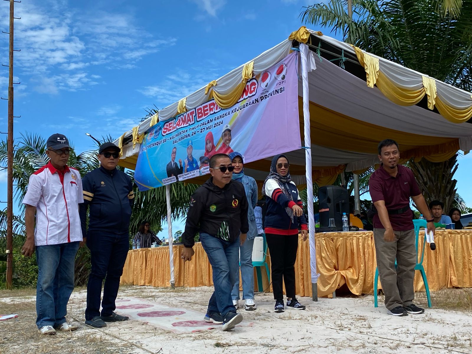 Ketua KONI Kaltim Rusdiansyah Aras melempar bola menandai dibukanya Kejurprov Petanque 2024 di Balikpapan, Jumat (24/5/2024) pagi.