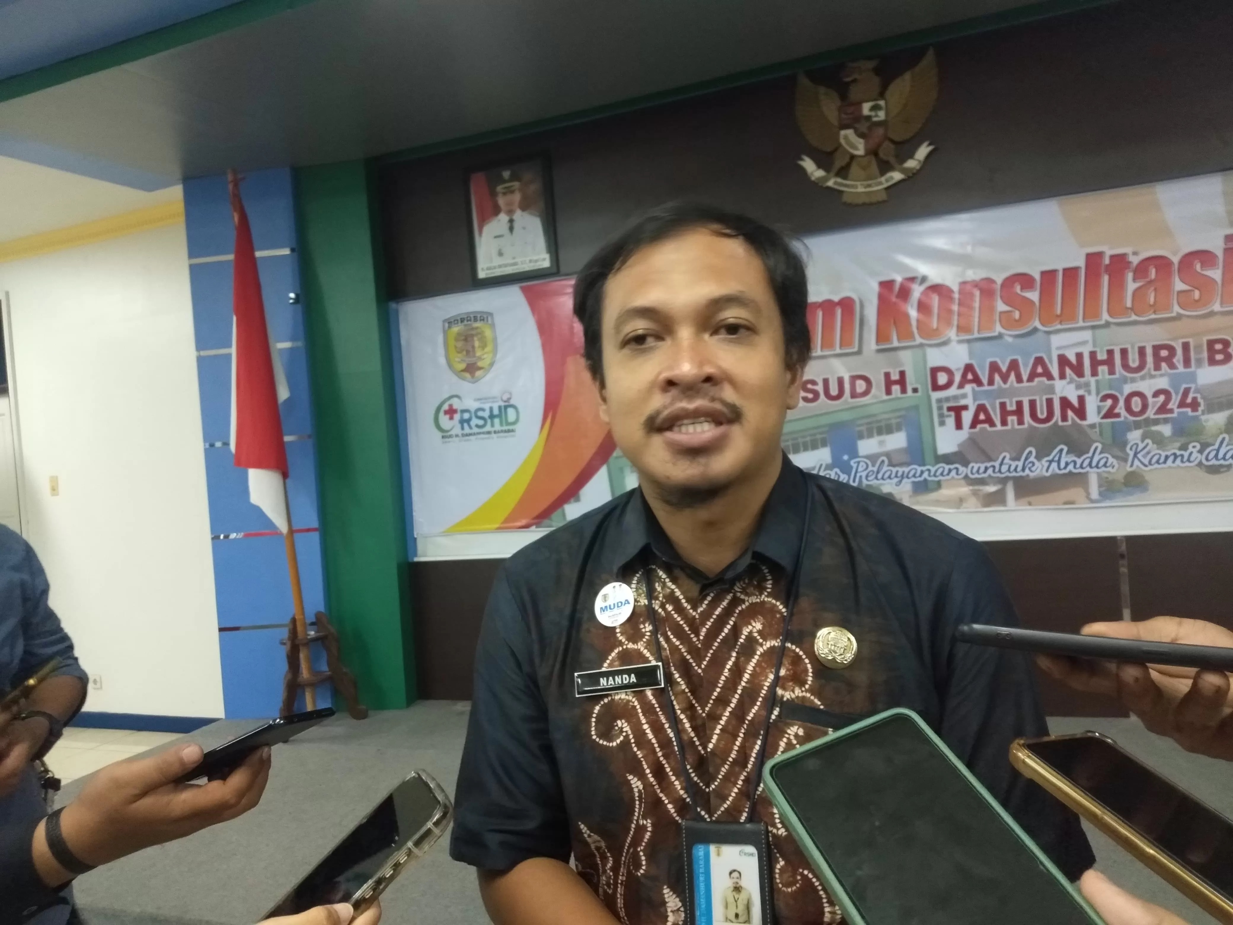 WAWANCARA: Direktur RS Haji Damanhuri Barabai, dr Nanda Sujud Andi Yudha Utama menjelaskan pelayanan parkir yang dikeluhkan relawan. (Foto: Jamaluddin/Radar Banjarmasin)