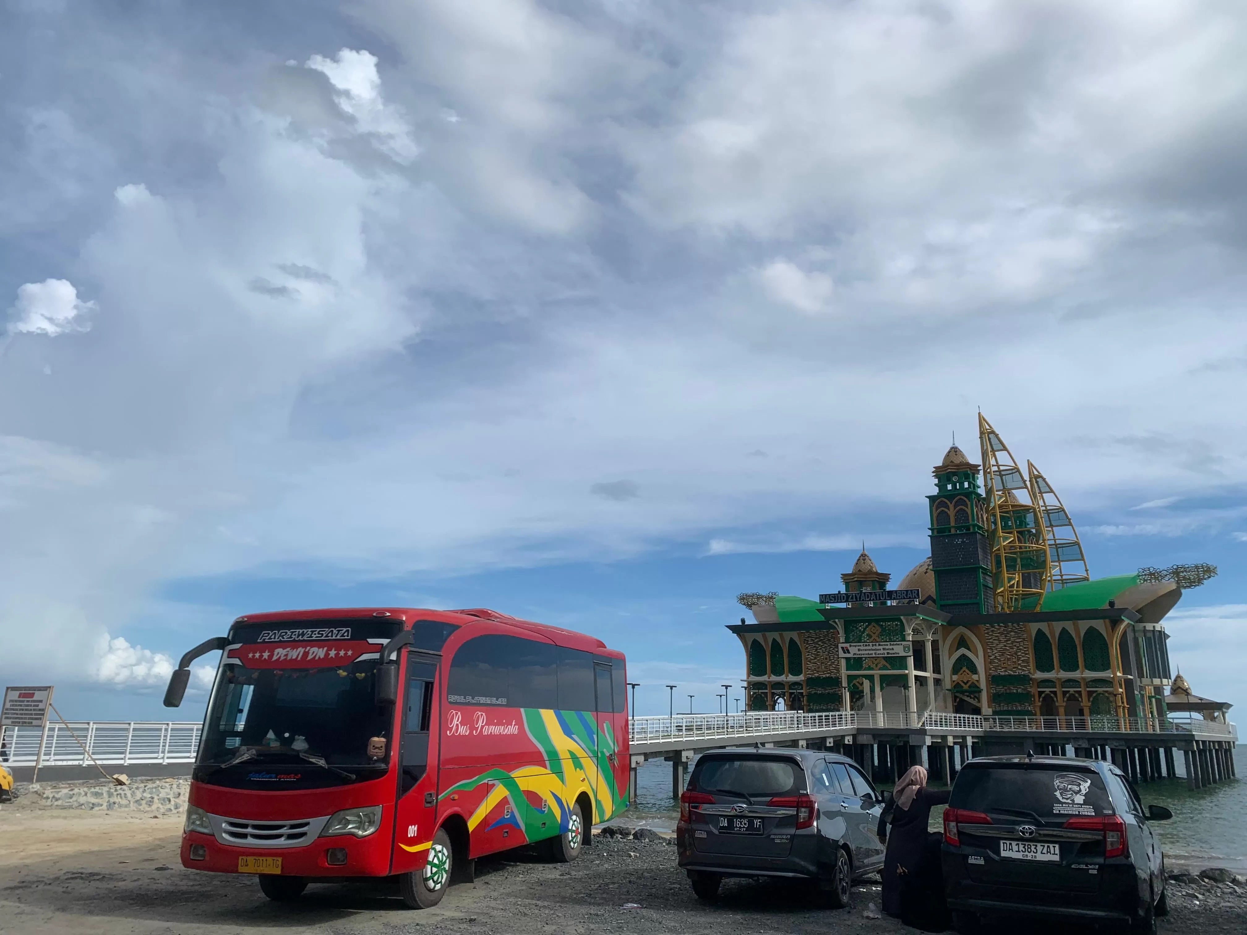 DISESUAIKAN:Kawasan parkir di Masjid Ziyadatul Abrar Pagatan kini sudah ditetapkan dengan tarif resmi oleh Pemdes Sungai Lembu.(Foto: Zulqarnain/Radar Banjarmasin)