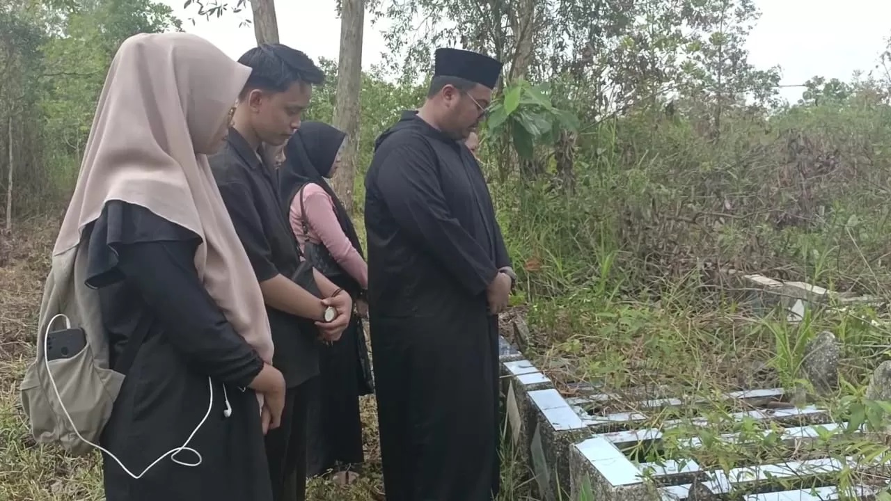 TERUS MENGINGAT:Mahasiswa ziarahi makam korban Tragedi Jumat Kelabu, Kamis (23/5/2024).(Foto:Fadlan Zakiri/Radar Banjarmasin)