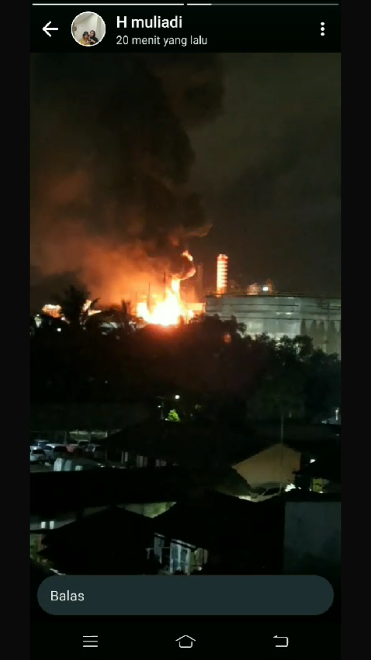 KOBARAN: Kebakaran di kawasan kilang Pertamina yang mulai terlihat pada pukul 04.30 Wita.