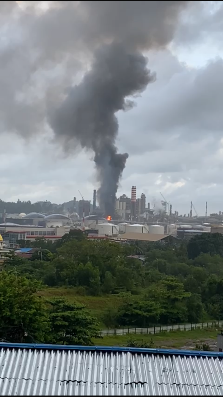 MASIH BERKOBAR: Tangkapan video warga sekira pukul 07.00 Wita api masih menyala.