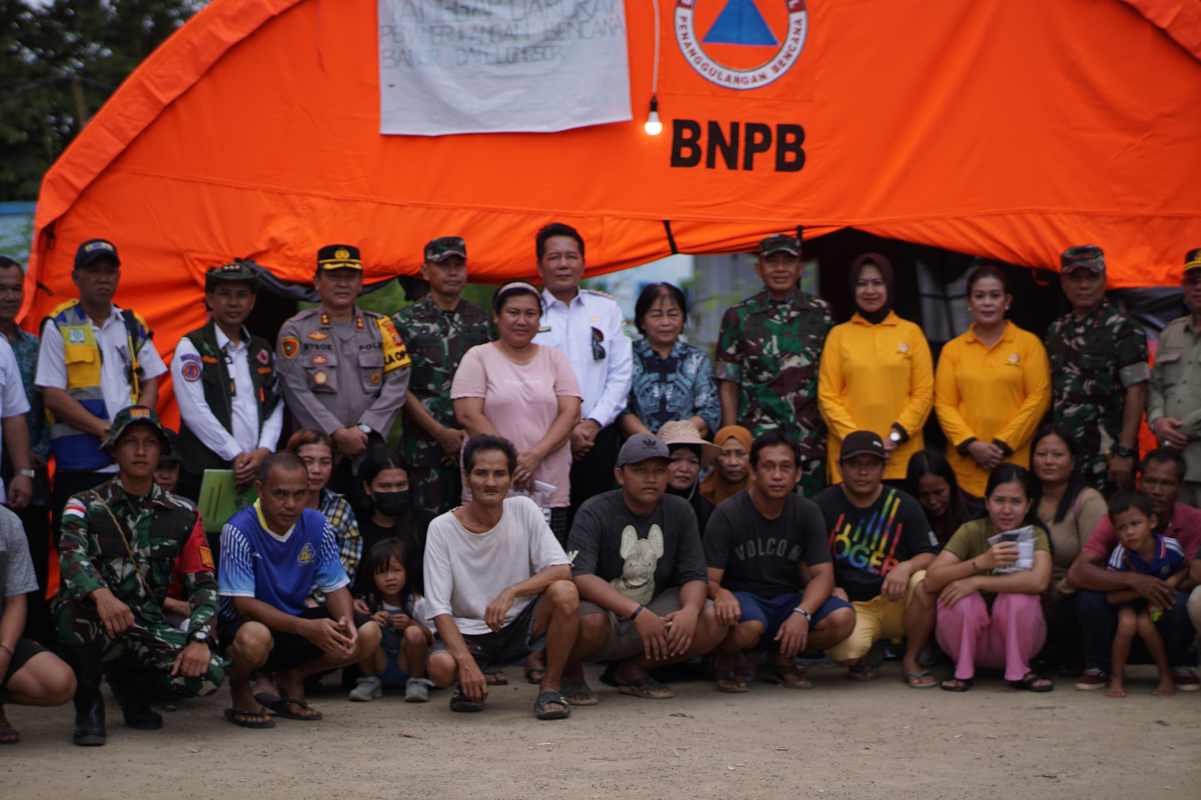 Pangdam VI Mulawarman Mayjen Tri Budi Utomo foto bersama Bupati dan warga Mahakam Ulu.