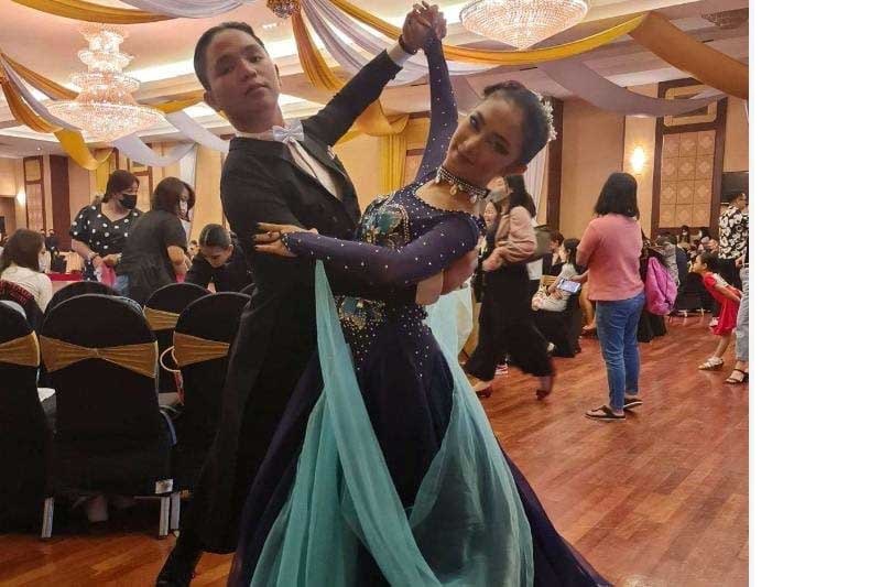 LATIHAN : Atlet Dance Sport yang tergabung dalam Cabor IODI Kalteng tersebut yang terus melakukan latihan untuk menambah chemistry bersama pasangan dan perorangan. IST/RADARSAMPIT