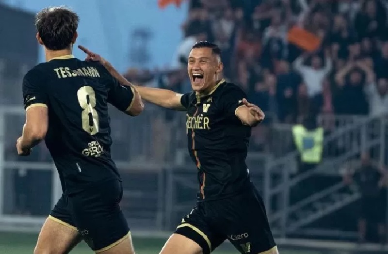 SOLID: Jay Idzes jadi pemain yang solid dan berhasil mengantarkan Venezia ke Final Play-off Serie B. (Venezia)