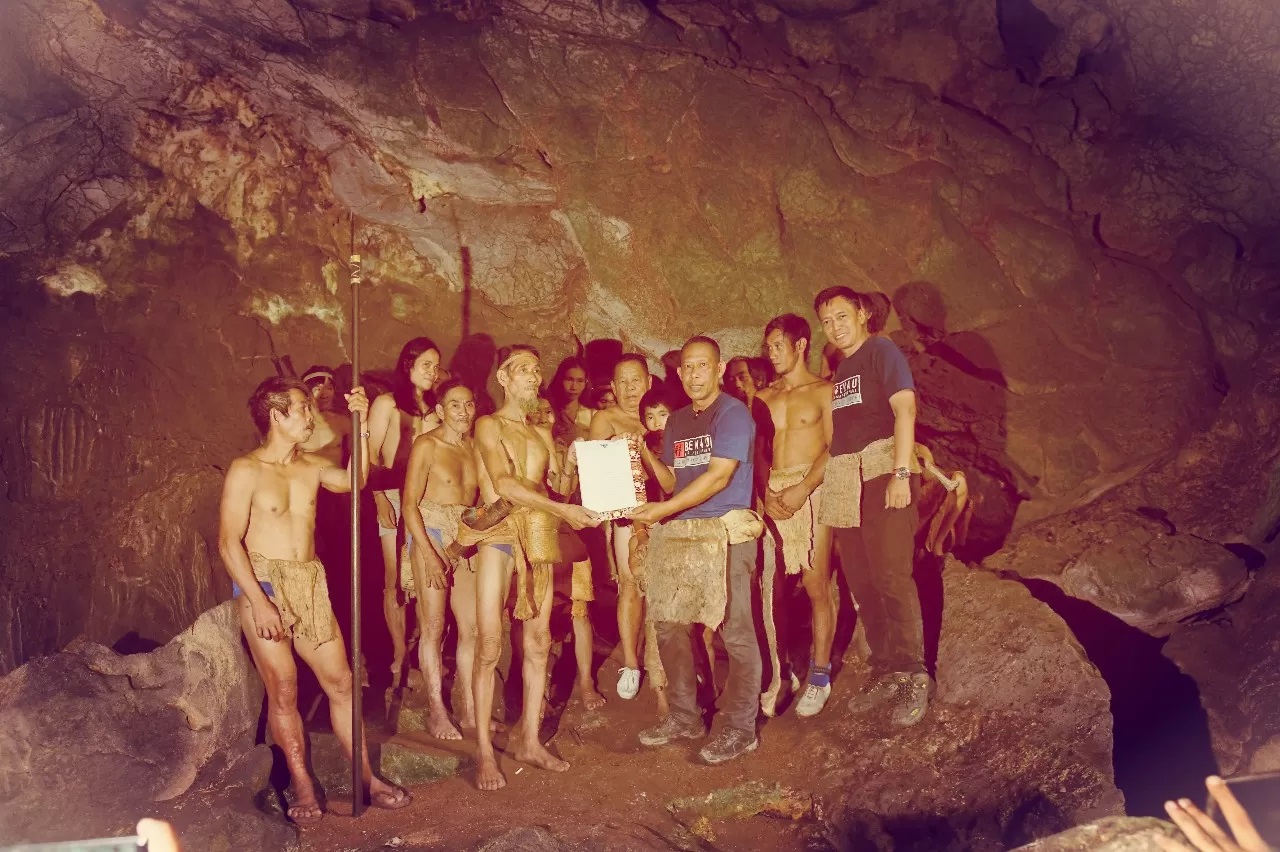 KALPATARU: Bupati Bulungan saat menemui masyarakat Punan Batu Benau beberapa waktu lalu.