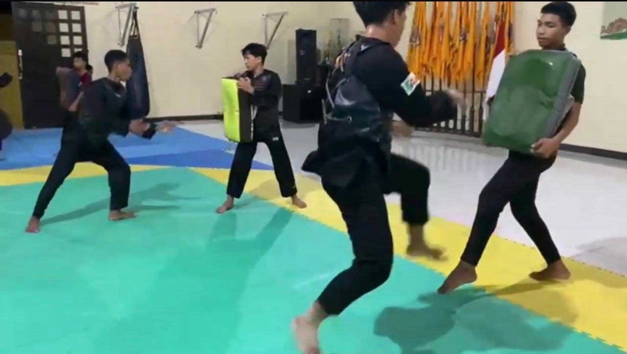 TERUS BERLATIH : Untuk menambah mental bertanding dalam upaya meraih prestasi untuk nama daerah Kalteng.Atlet pencak silat Kalteng terus melakukan latihan intensif menghadapi PON Aceh Sumut nantinya.