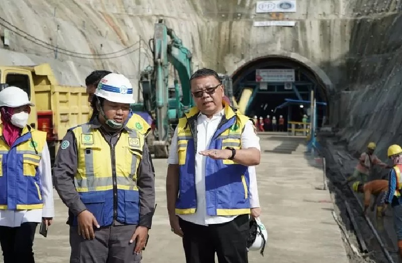 HARUS TUNTAS. Sekretaris Kota Samarinda Hero Mardanus meninjau capaian pembangunan terowongan, didampingi pejabat Dinas PUPR Kota Samarinda. (IST)