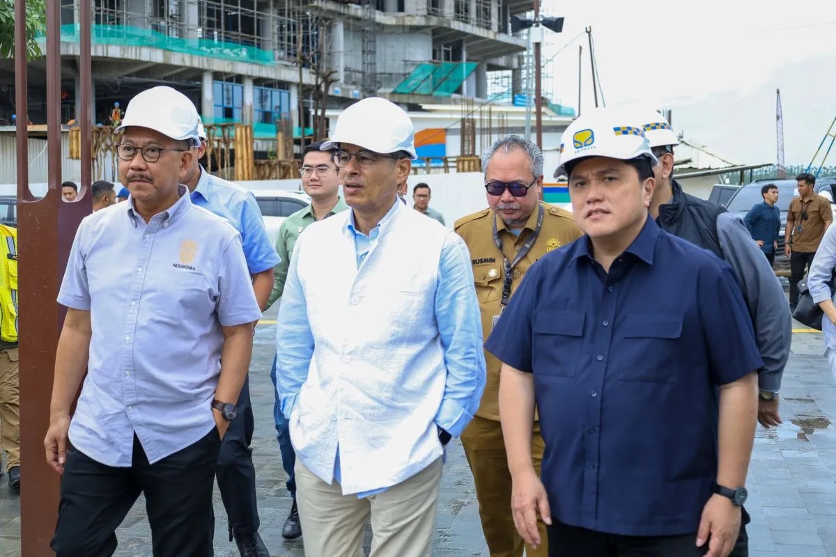 Kepala OIKN Bambang Susantono (kiri), Founder and Managing Director Emaar Properties Mohamed Ali Rashed Alabbar (tengah), Menteri BUMN Erick Thohir (kanan) saat kunjungan ke IKN, Minggu (26/5/2024).