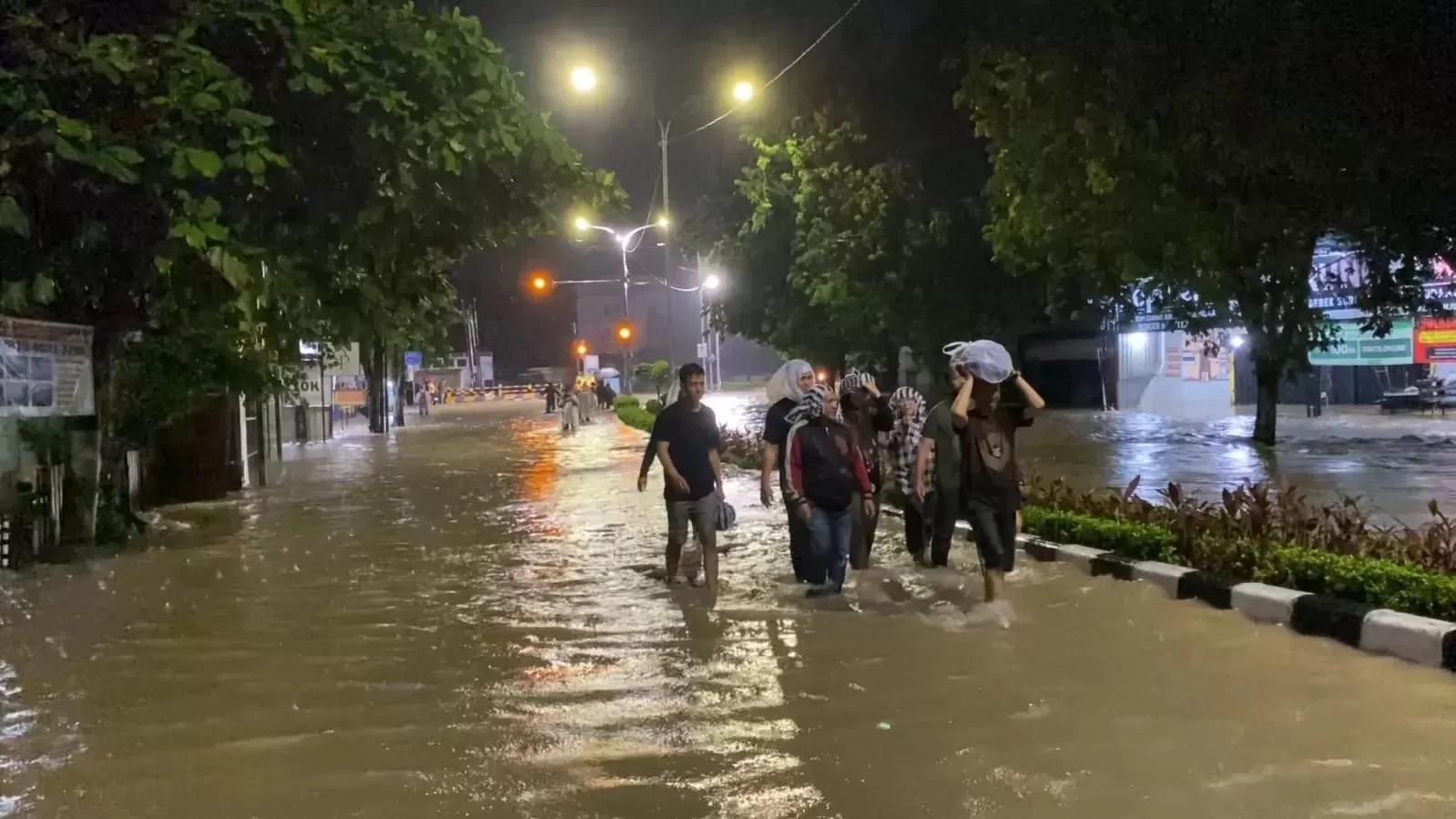 BANJIR: Kondisi banjir akibat intensitas hujan tinggi masih menjadi persoalan bagi warga Balikpapan. (KP)