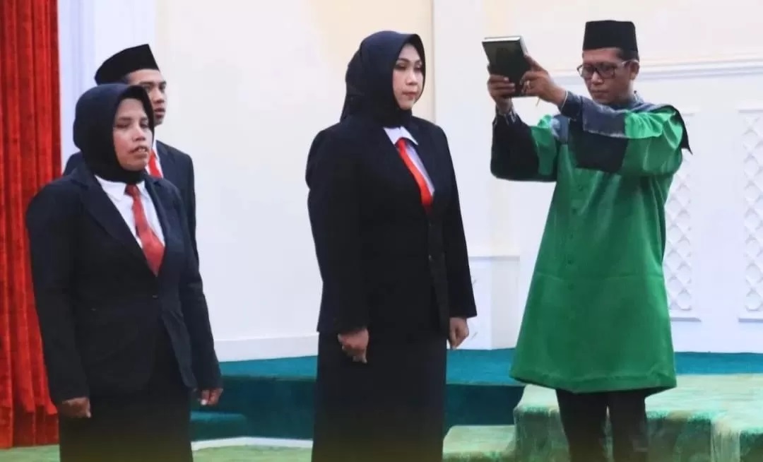 KOMITMEN:15 orang Panwascam Banjarbaru menjalani proses pengambilan sumpah mengawal Pilkada serentak 2024 (Foto: Media Center banjarbaru untuk Radar Banjarmasin)