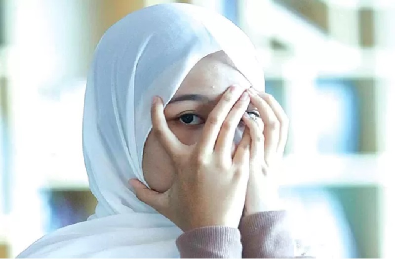 MENGHINDAR: Kecemasan yang dirasakan seseorang sejatinya adalah hal yang wajar.  (ILUSTRASI DIPERAGAKAN NADINE ANNABEL - ALFIAN RIZAL/JAWA POS)