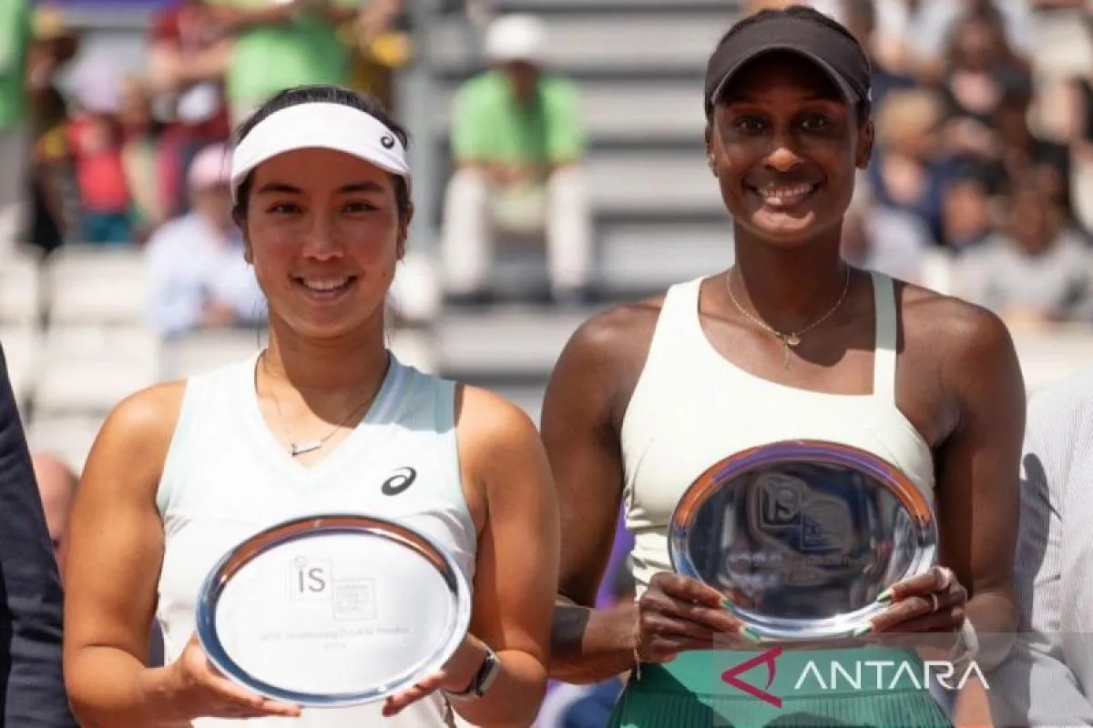Petenis putri Indonesia Aldila Sutjiadi (kiri) dan pasangannya asal Amerika Serikat, Asia Muhammad, meraih juara kedua di turnamen WTA 500 Strasbourg yang berlangsung di Paris, Prancis (25/5/20)
