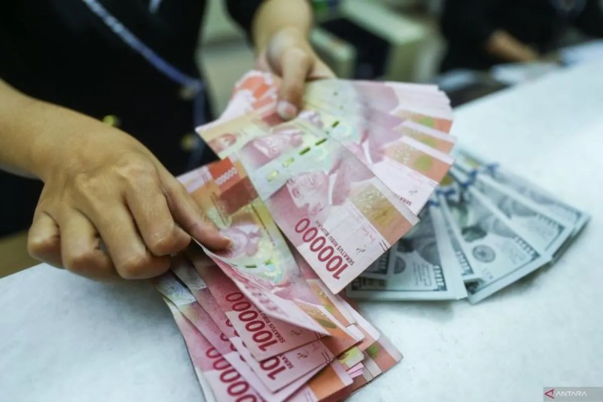Petugas menghitung uang pecahan rupiah dan dolar AS di gerai penukaran mata uang asing Jakarta, Rabu (22/5/2024). ANTARA FOTO/ Rivan Awal Lingga/wpa. (ANTARA FOTO/Rivan Awal Lingga)