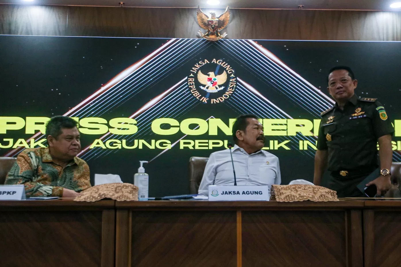 Jaksa Agung ST Burhanudin (tengah) bersama dengan Jampidsus Febrie Adriansyah (kanan) dan Kepala BPKP Muhammad Yusuf Ateh.