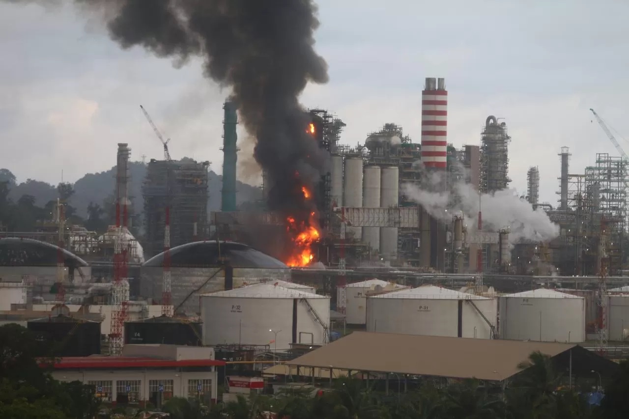 OBJEK VITAL: Kilang Pertamina Balikpapan yang terbakar, Sabtu (25/5) pagi. Pertamina memastikan pasokan BBM ke konsumen tidak terhambat.