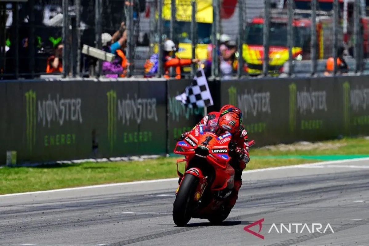 Pembalap Ducati Italia Francesco Bagnaia melintasi garis finis di posisi pertama pada Balapan MotoGP Grand Prix Moto Catalonia di Sirkuit de Catalunya pada 26 Mei 2024 di Montmelo.
