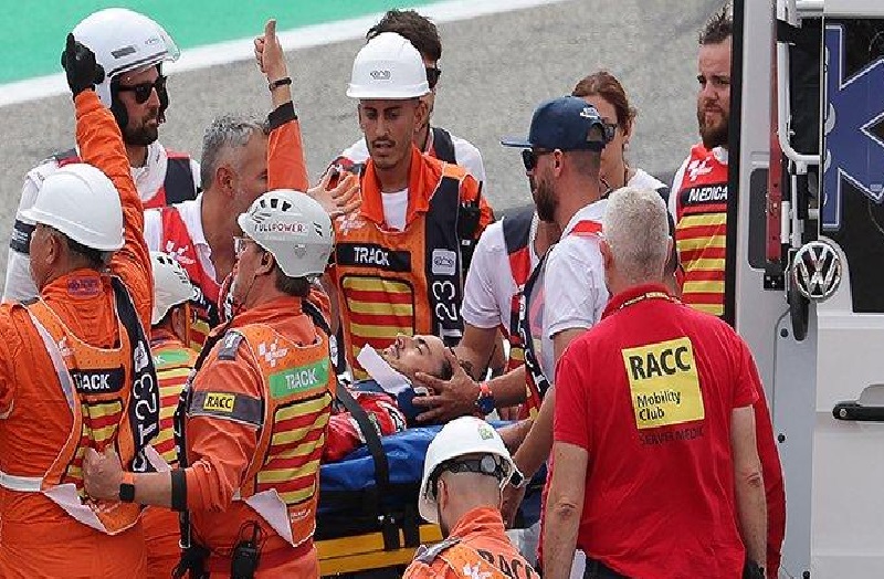 Pembalap Ducati Italia Francesco Bagnaia dibawa ke ambulans dengan tandu setelah terjatuh saat balapan MotoGP Moto Grand Prix de Catalunya di Sirkuit de Catalunya di Montmelo.