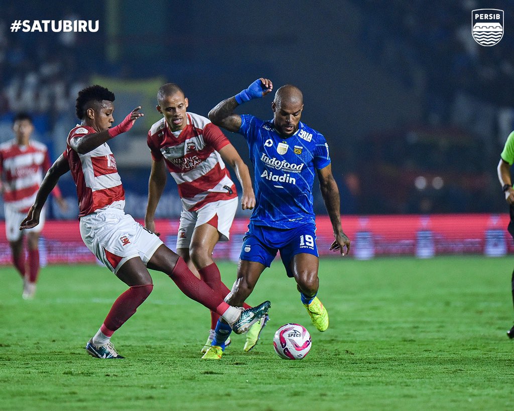 Laga Persib Bandung versus Madura United yang berkesudahan 3-0 untuk tuan rumah.