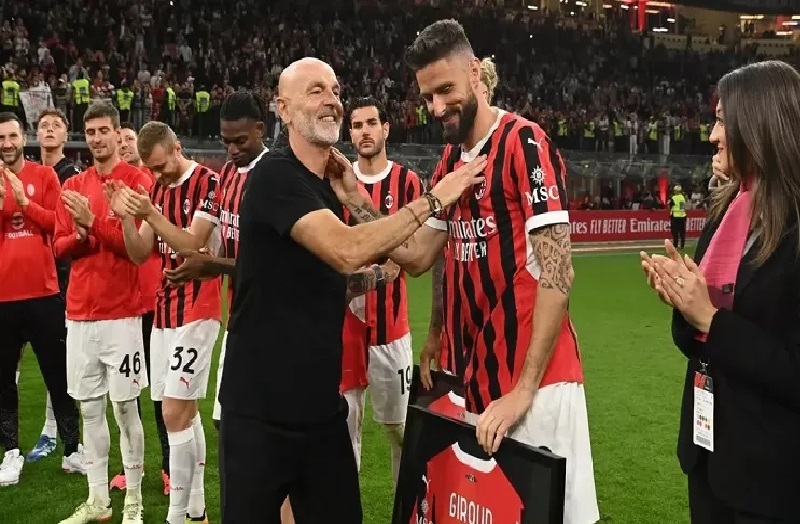 Para penggemar Milan mengucapkan selamat tinggal kepada pelatih Stefano Pioli dan striker Olivier Giroud. /Sumber Foto : Getty Images