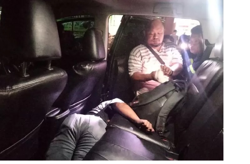 TAK PULANG. Personel Reskrim Polsek Sungai Kunjang melakukan identifikasi pada jasad sopir travel asal Bontang, yang ditemukan meninggal dunia di mobilnya.OKE/SAPOS