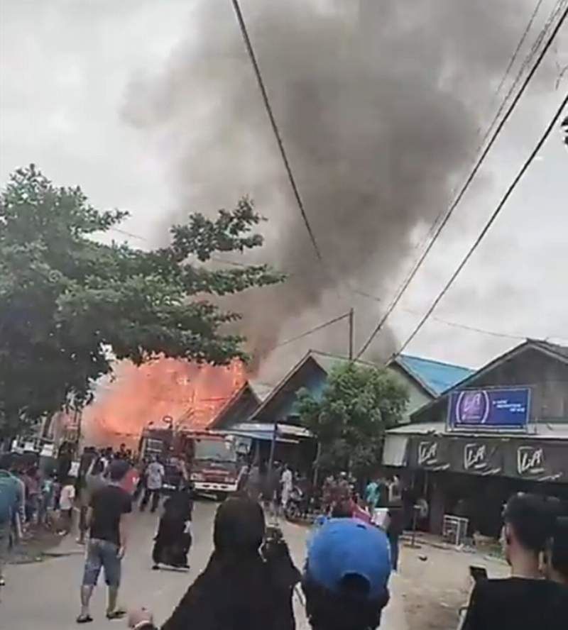 MUSIBAH: Kebakaran yang menghanguskan dua rumah di Muara Lawa, Kubar, menjelang siang kemarin.