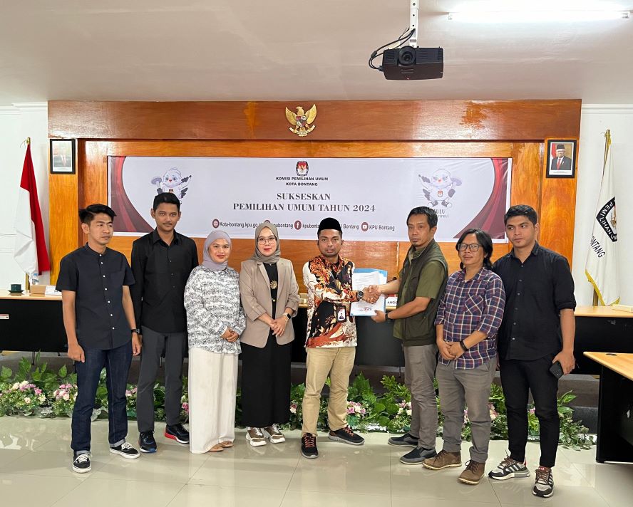 PROSES RAMPUNG: Tim bacalon perseorangan Basri-Chusnul telah melakukan submit untuk berita acara penyerahan dan dukungan di Silon milik KPU.