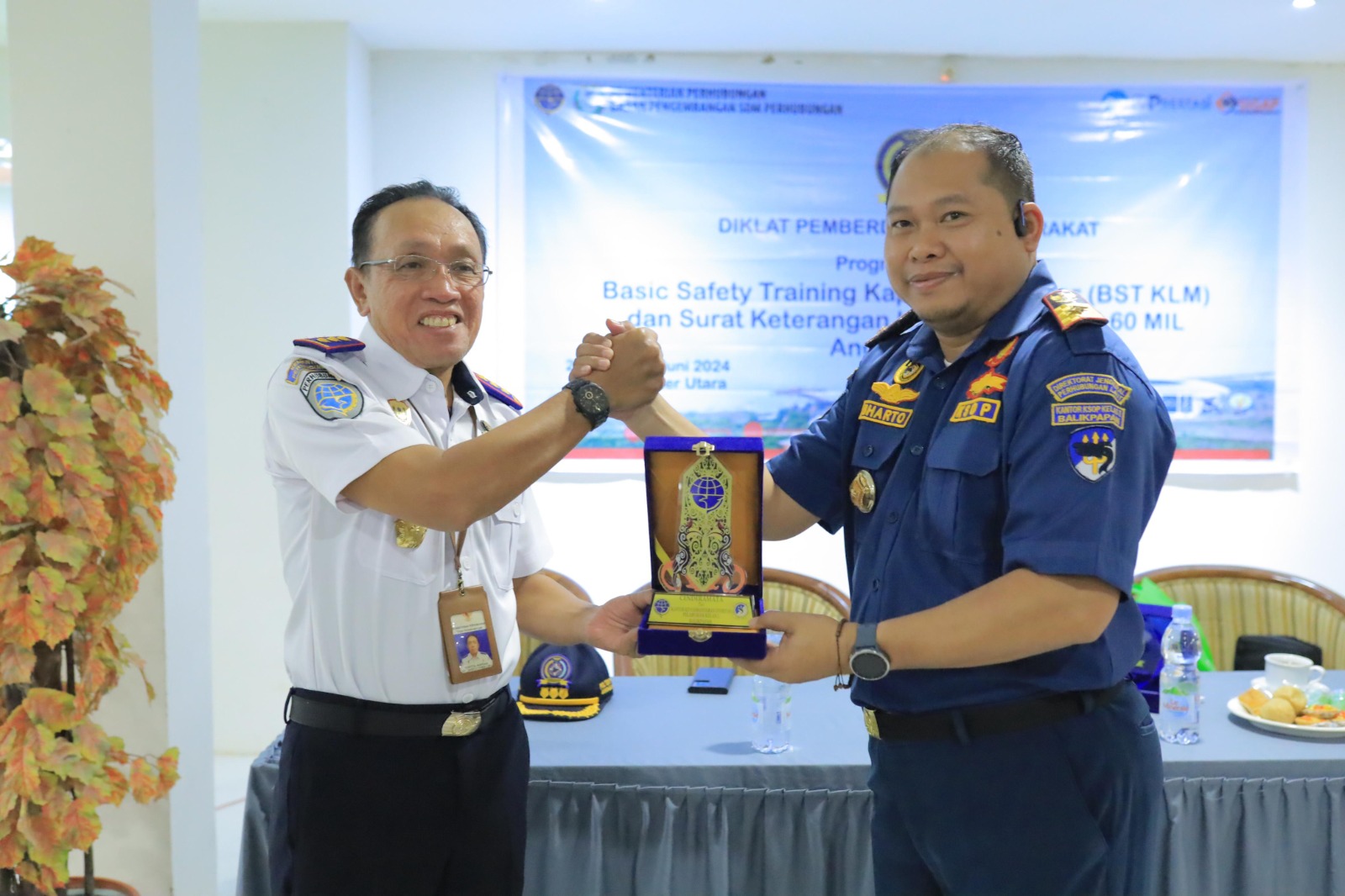 Kepala KSOP Kelas I Balikpapan Capt. Bharto Ari Raharjo (kanan) dan Direktur Politeknik Pelayaran Barombong Capt. Sidrotul Muntaha (kiri).