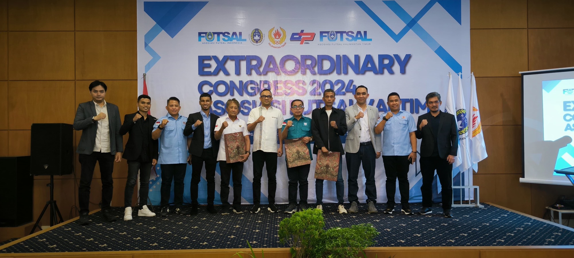 KERJA KERAS: Ketua KONI Kaltim Rusdiansyah Aras (lima kanan) dan Adnan Faridhan (enam kiri). Adnan diharapkan bisa mengantarkan futsal Kaltim berprestasi di PON XXI/2024 Aceh-Sumut nanti.